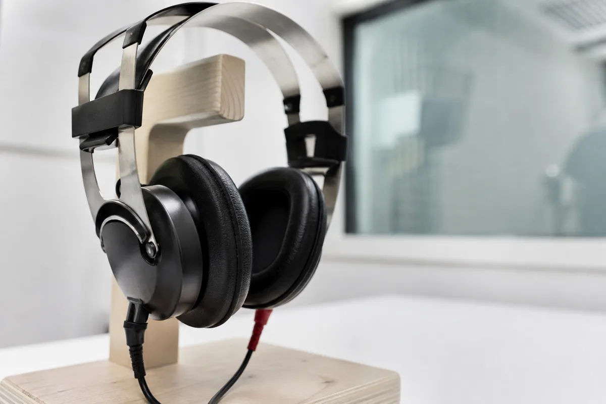 Casque audiométrique posé sur un support en bois dans un cabinet clair